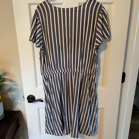 Old Navy Striped Short Sleeved Dress - Picture 5 of 5